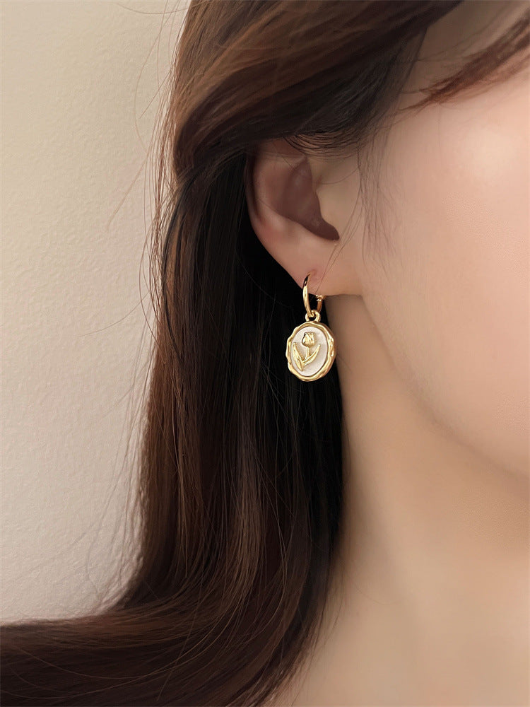 Mother-of-pearl Shell Medal earrings. (Brass plated with 18K) Ainuua