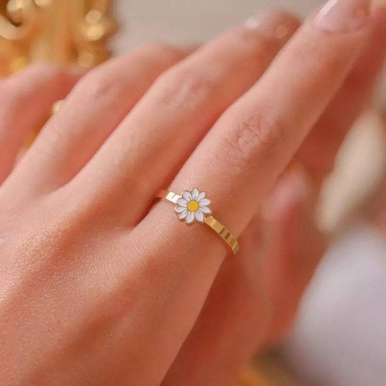 White Daisy Spinning Ring Ainuua